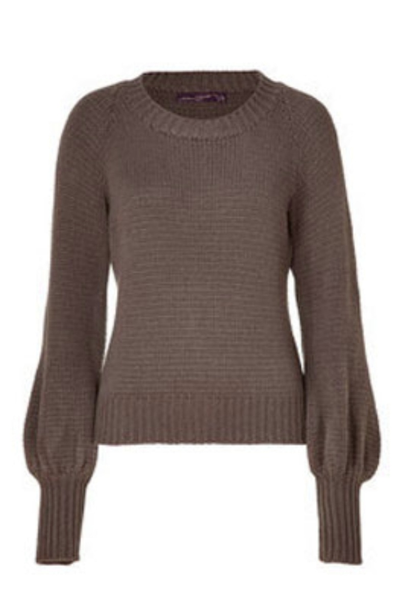 Но в рукаве епископа рукав широкий от проймы, и сужение в районе манжет