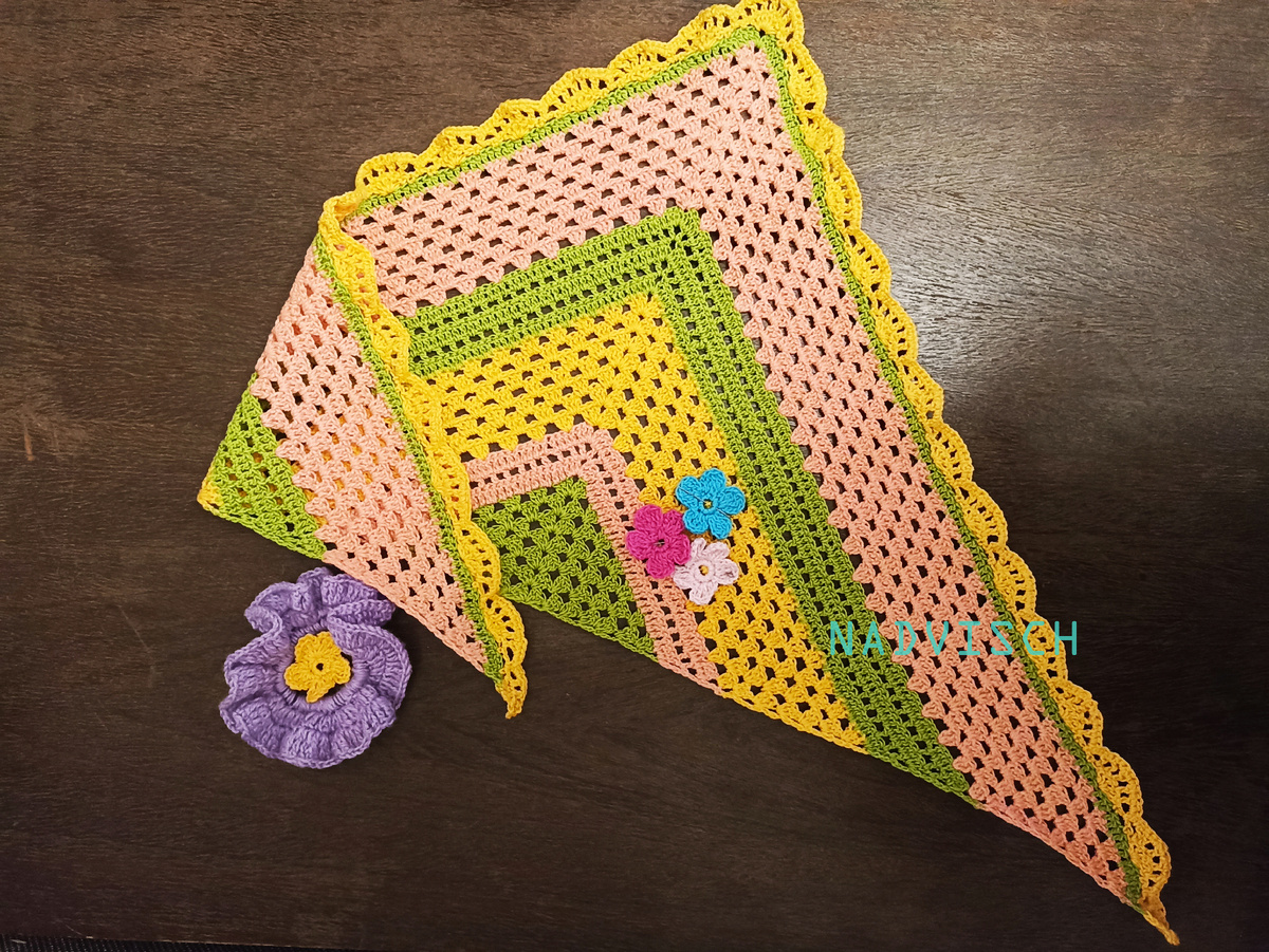 Косынка связана простым узором