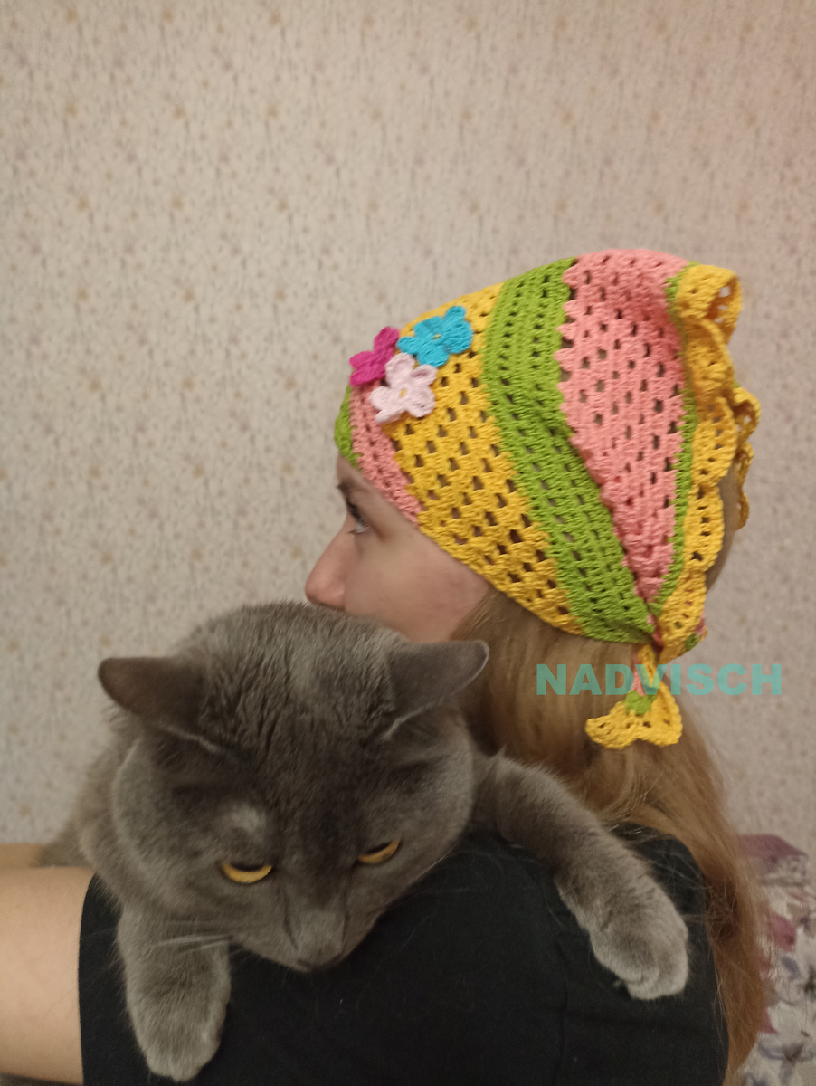 Косынока украшена цветочками