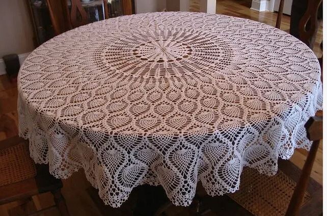 Салфетки были повсюду: на подоконниках под цветочными горшками, на столах, трюмо.