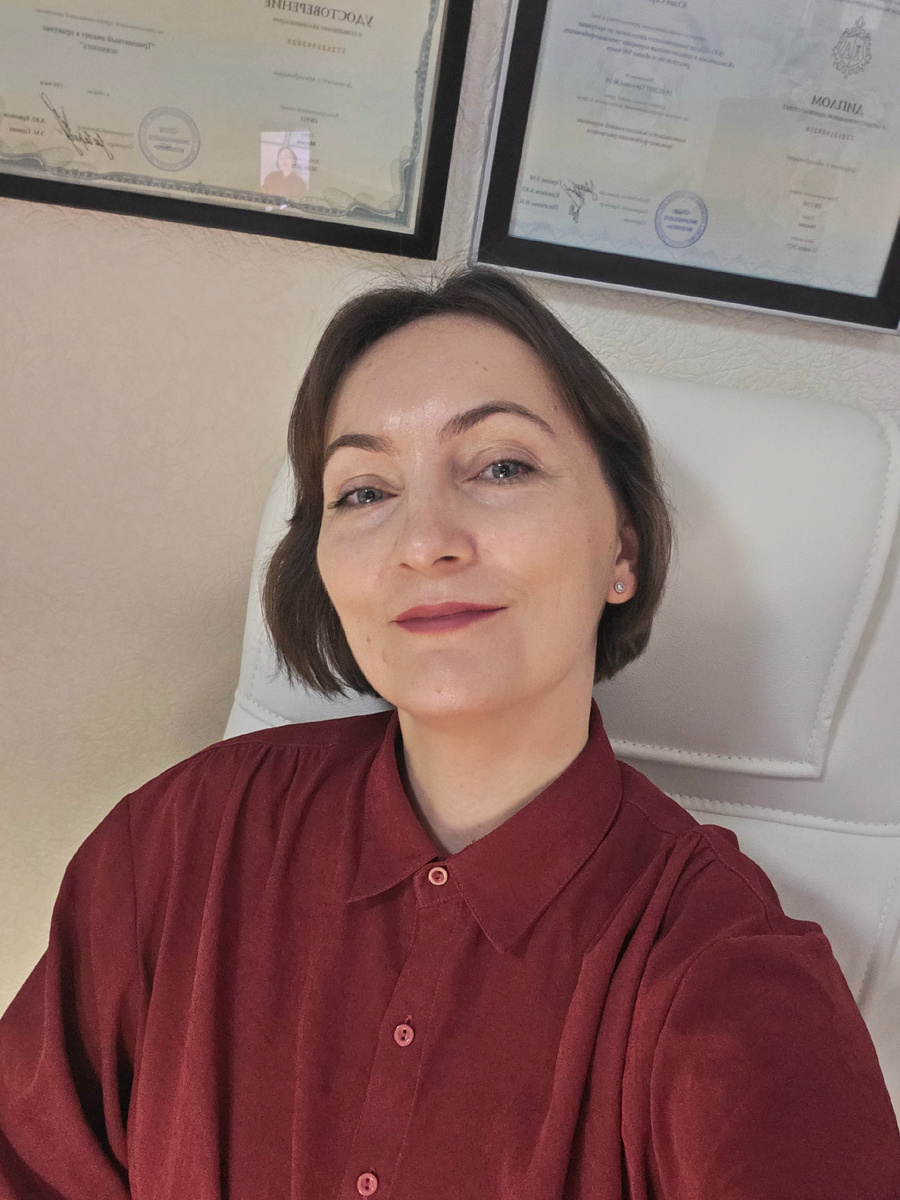 Фото автора статьи в красной блузке ))