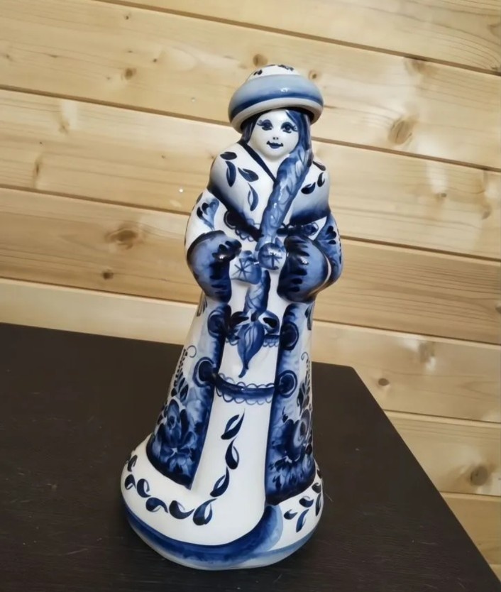 В Гжели  есть своя красота,но интерес проявила именно коллекционер штофов .