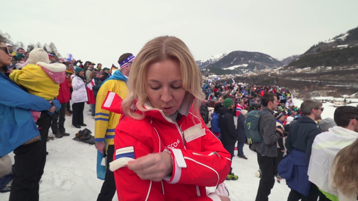    Ася Емельянова заклеила флаг