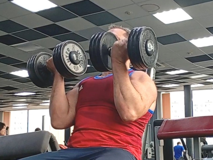 Подъём гантелей над головой сидя... 
