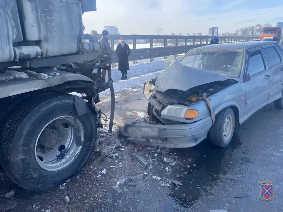    У легковушки снесло половину переда ГУ МВД по Волгоградской области