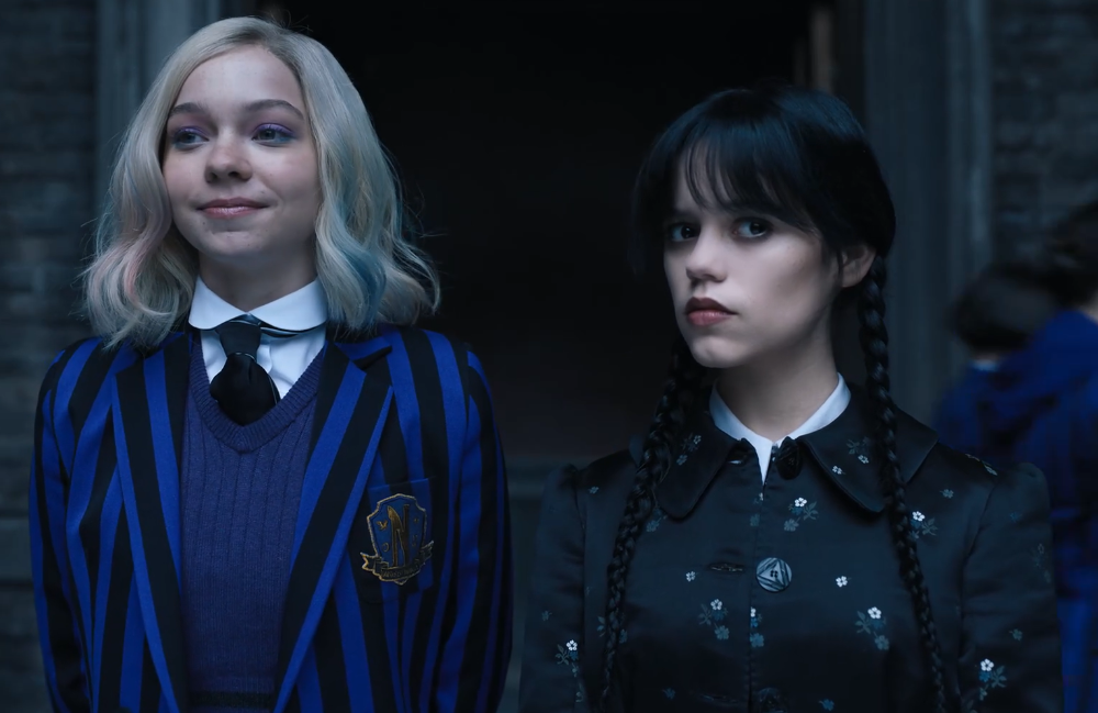 Кадр из сериала «Уэнсдей» (Wednesday), 1-й сезон, 1-я серия «Wednesday’s Child Is Full of Woe». Режиссёр: Тим Бёртон, студии: MGM Television, Netflix, 2022