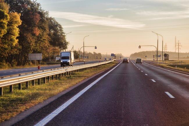 Участок трассы М-1 с отбойником