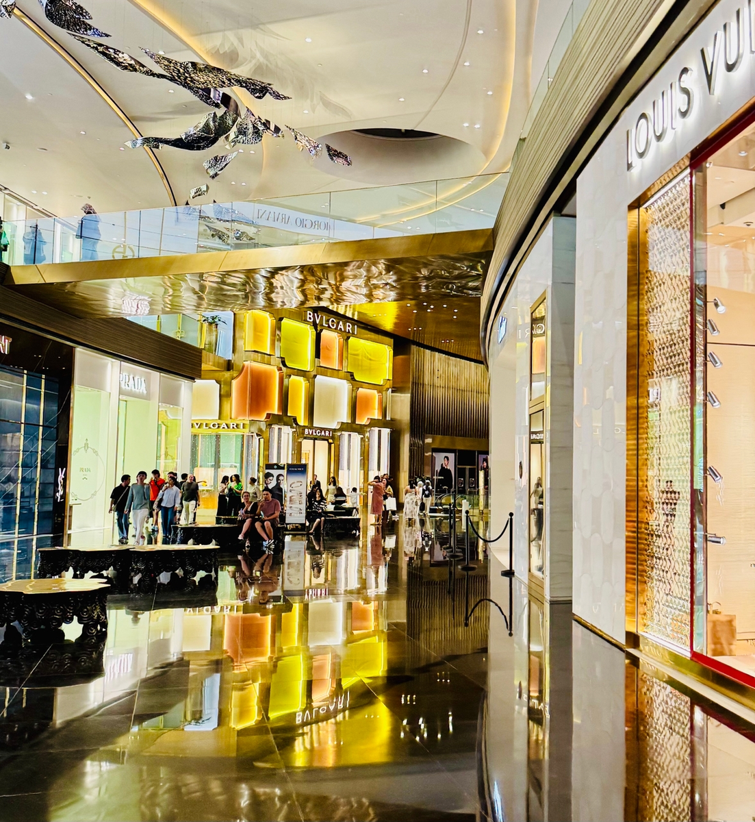 Часто туристы за границей приобретают брендовые вещи - они там не  только в наличии, но часто еще и намного дешевле. А потом с этих покупок можно оформить возврат налога