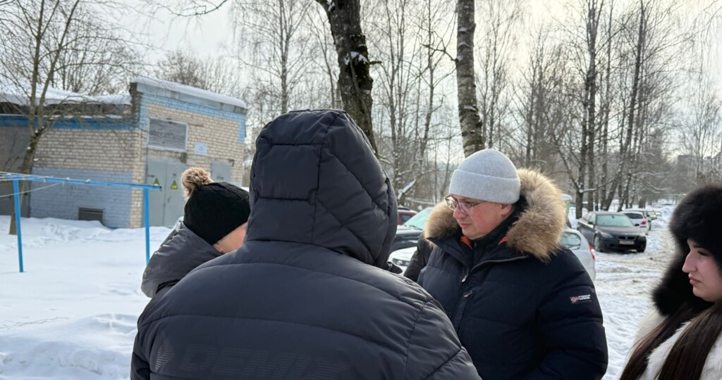Мэр Александр Новиков отправился пешком проверять проходимость улиц Смоленска