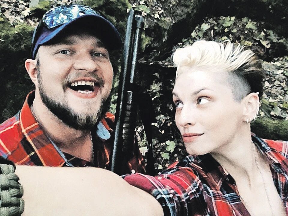 Сергей Остапенко часто фотографировался с женой Ириной. Но снимков с оружием на его страничках раз в десять больше. Фото: vk.com