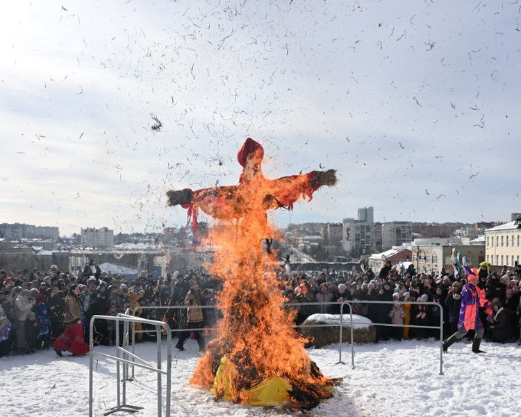     В Курске на Полугоре сожгли чучело Масленицы