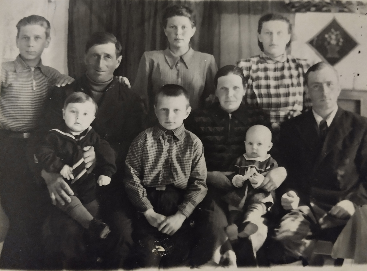 семья Оллыкайнен, 1952 год (стоят: Эйнар, Хельми Сеничева (в девичестве Оллыкайнен), Эльвира Эйдемиллер (в девичестве Оллыкайнен); сидят Фома Петрович, Вилхо, Евдокия Михайловна, Фёдор Эйдемиллер. На руках у Фомы Петровича внук Геннадий Сеничев. На руках у Евдокии Михайловны внучка Аля Эйдемиллер.