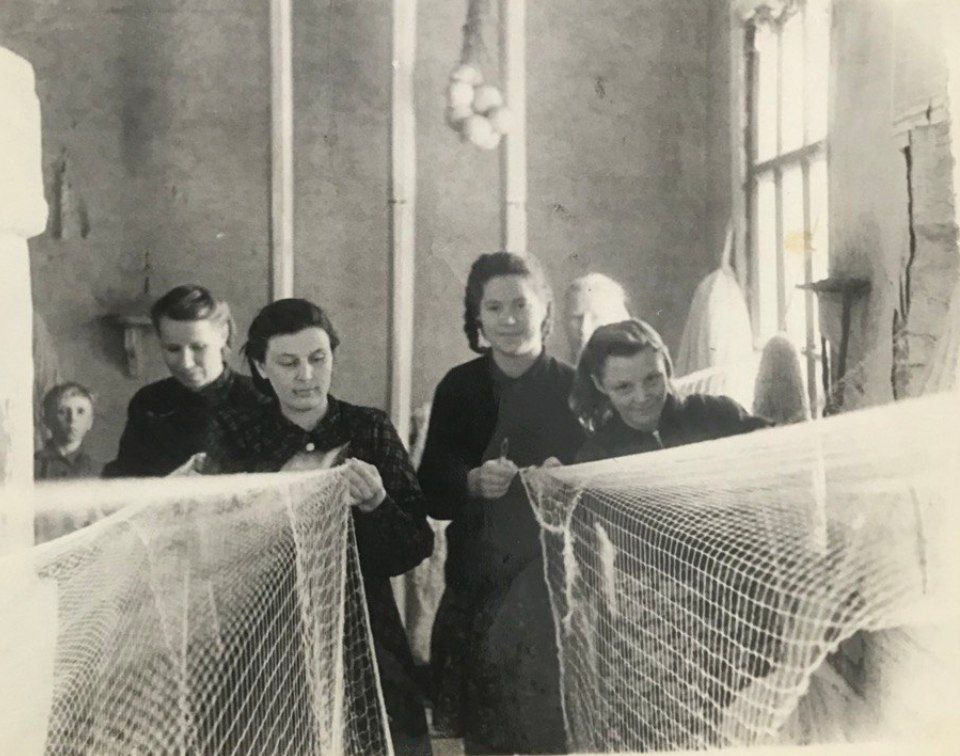 1950 год. Эльвира (вторая слева) чинит сети.
