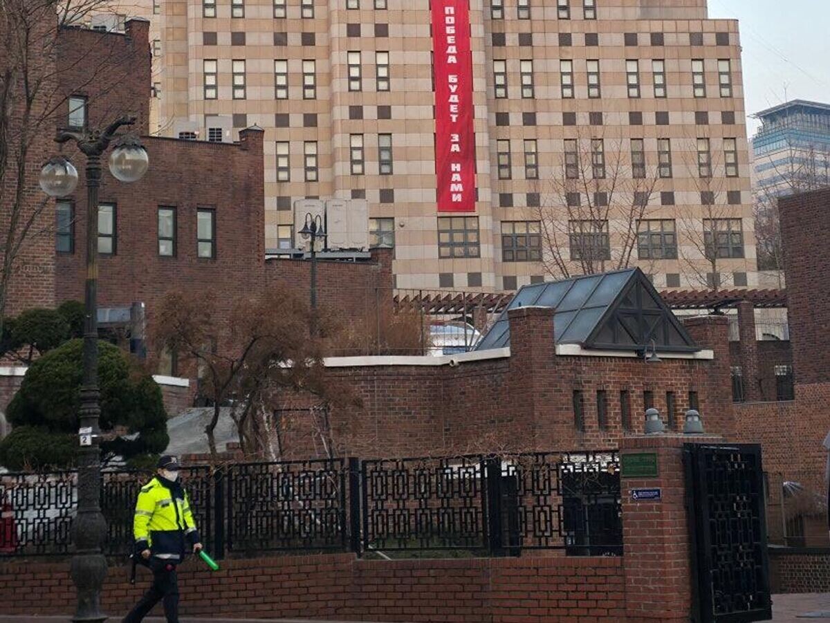    Баннер "Победа будет за нами" на здании посольства России в Республике Корея в Сеуле | © Фото : соцсети