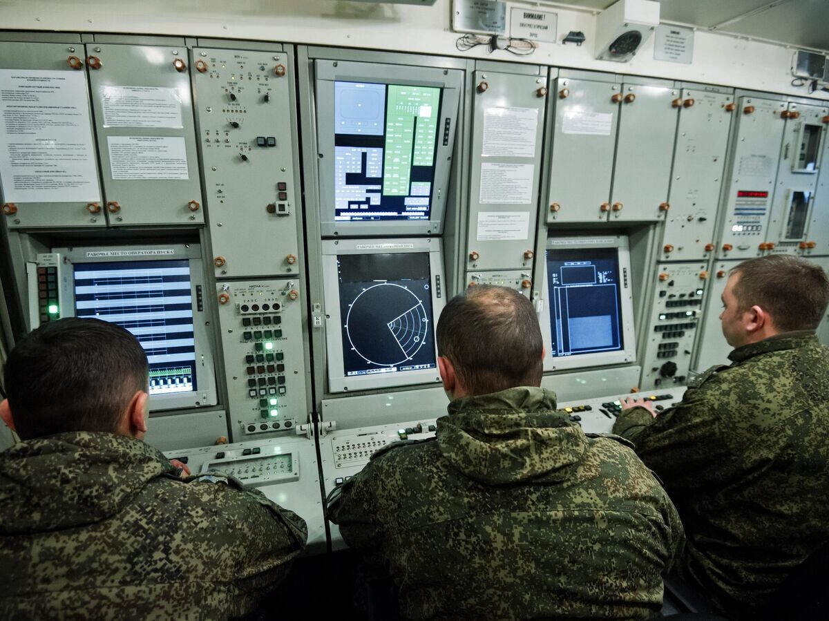    Боевое дежурство за пультом управления зенитного ракетного комплекса | © РИА Новости / Сергей Мальгавко