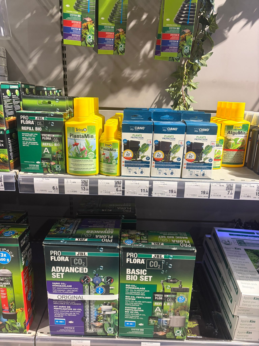 В раздумьях перед полкой в магазине.