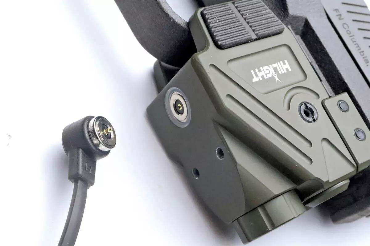 В комплект входят магнитное зарядное устройство и порт для подзарядки — это простая и эффективная система, которая обеспечивает полную зарядку аккумулятора всего за час.