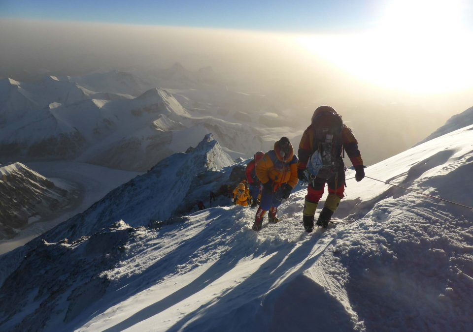 Альпинисты над лагерем-3 на северной стороне Эвереста. Фото: Furtenbach Adventures