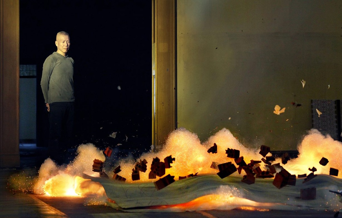 Цай Го-Цян наблюдает за возгоранием пороховой картины в Зале королевств (Salón de Reinos), Мадрид, 2017 © Национальный музей Прадо. Фото: Luo Sang, предоставлено Cai Studio. Источник: artreview.com