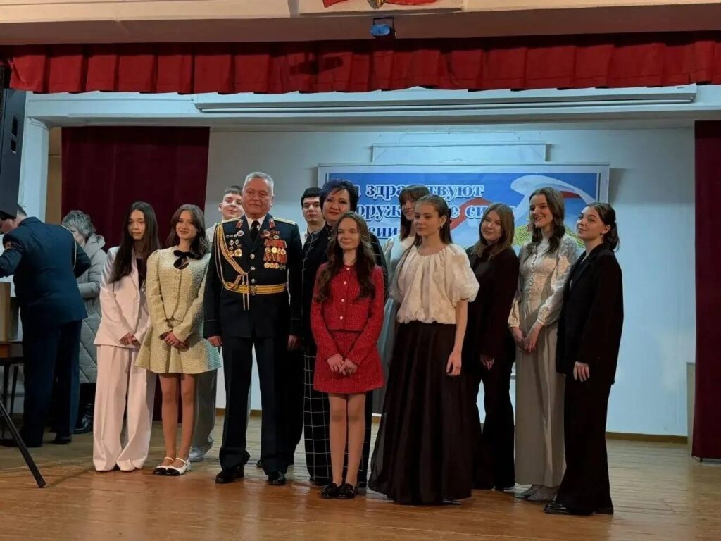    Накануне 23 февраля юные оренбуржцы поздравили врачей военного госпиталя Оренбуржье
