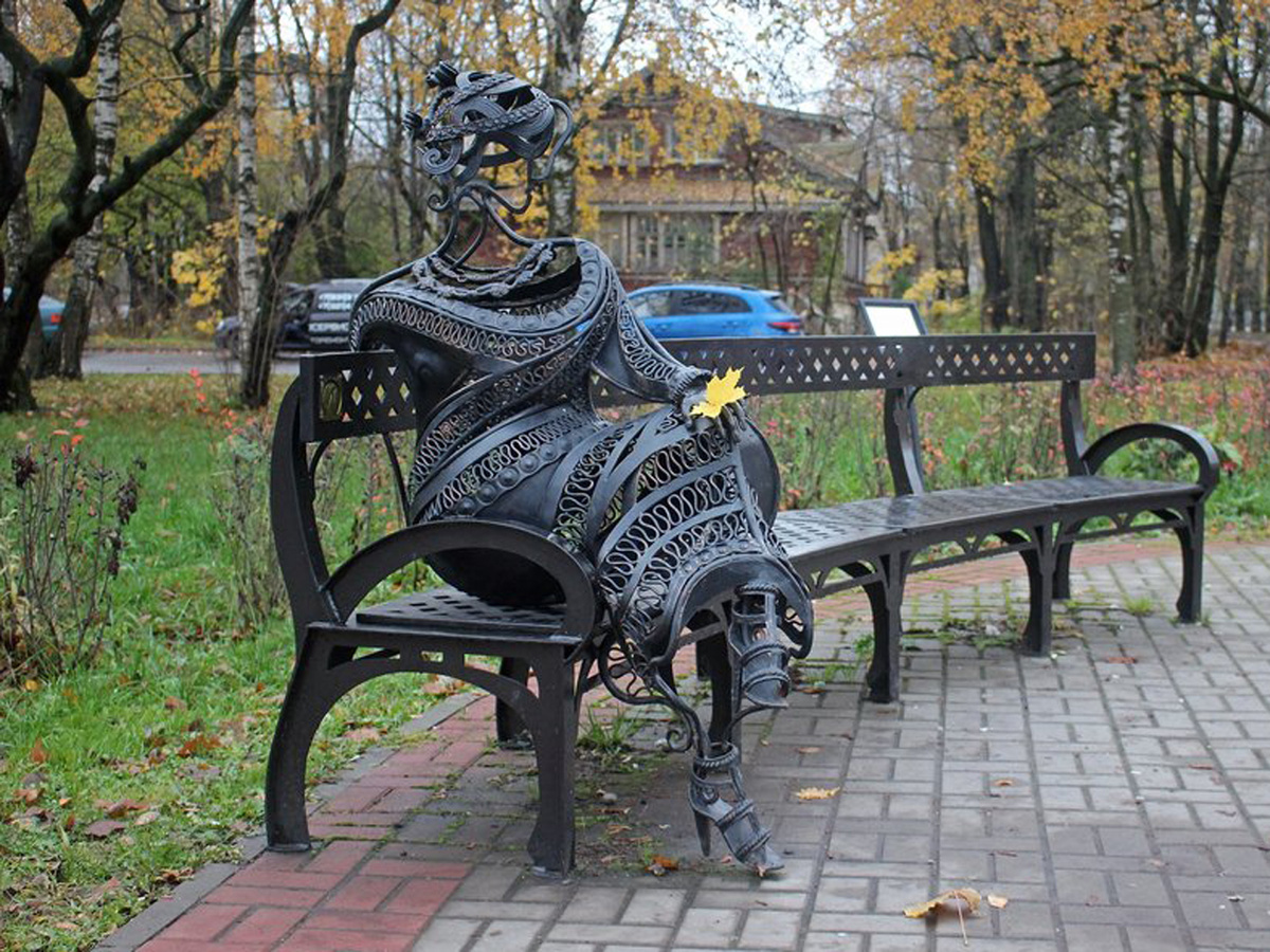 Герои повести Куприна "Гранатоваый браслет" Вера и Георгий уединились на Театральной площади в Гатчине.