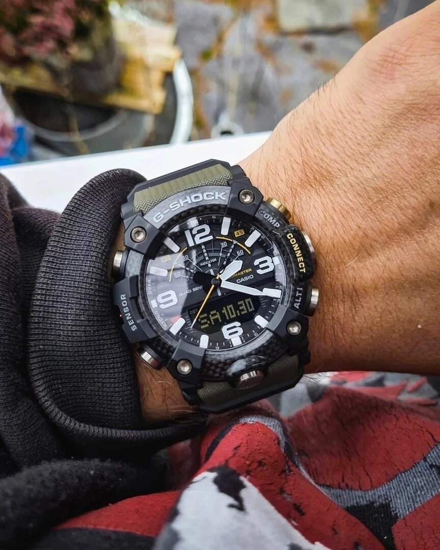 Часы выглядят массивно, но за счет карбона вес снижен без потери прочности