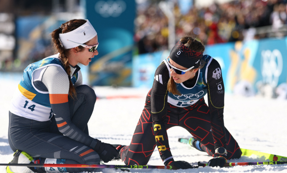    Непряева (слева) и Хеннинг, у которой Дарья взяла лыжи и получила дисквалификацию в марафоне. Фото: Reuters, Kai Pfaffenbach