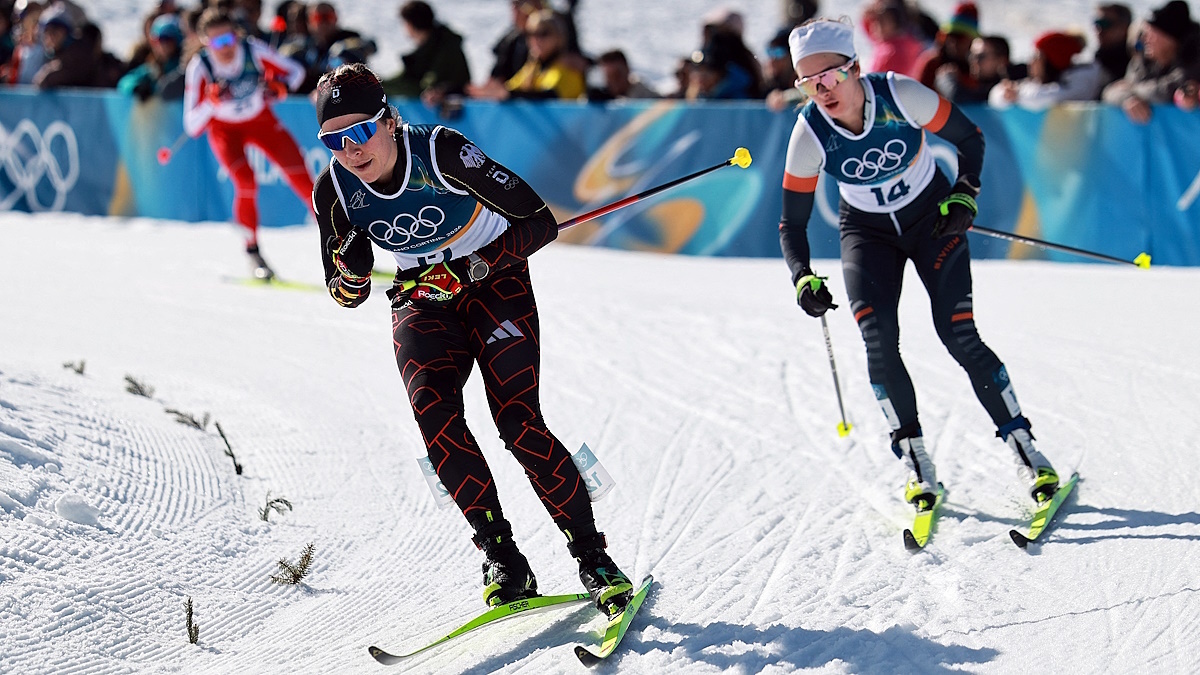    Дарья Непряева могла обогнать Хеннинг, у которой взяла лыжи. Фото: REUTERS/Stephanie Lecocq