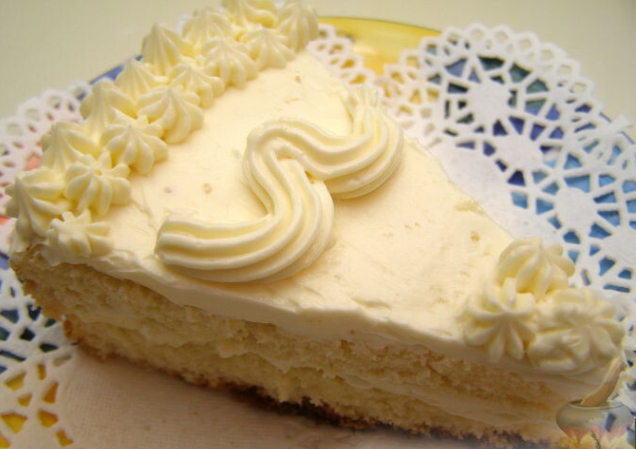 Крем должен быть гладким, пышным и держать форму.