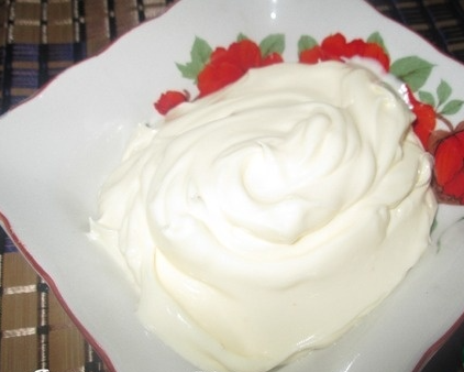 Вливайте сироп тонкой струйкой для идеальной текстуры.