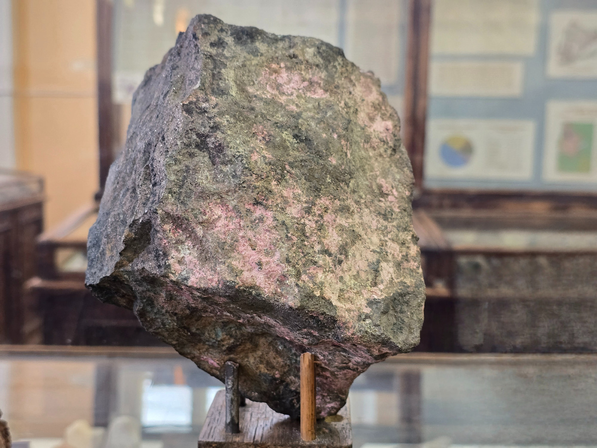 Кобальтовый блеск (кобальтин) с кобальтовыми цветами (эритрин), Азербайджан, месторождение Дашкесан. Коллекция К. Н. Паффенгольца