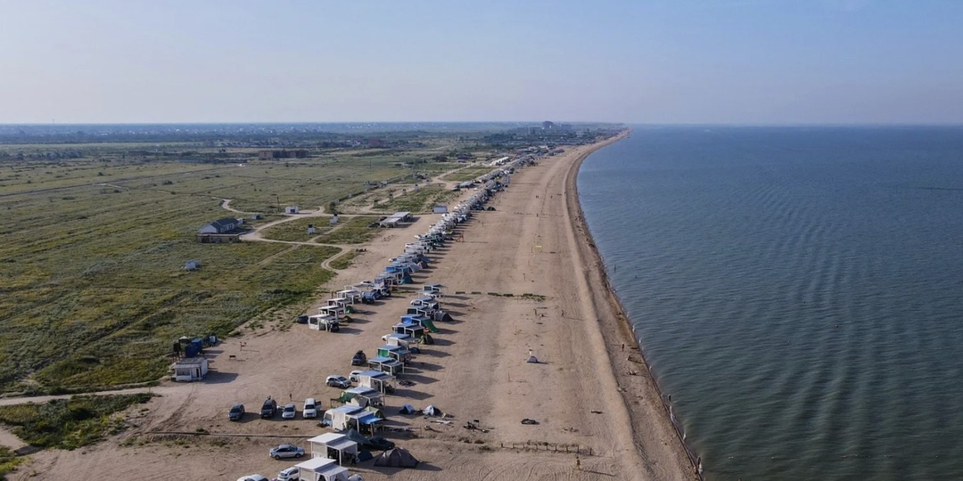 Должанская коса на Азовском море с учётом личного опыта поездок. Берег вытянут далеко в море и омывается с двух сторон.