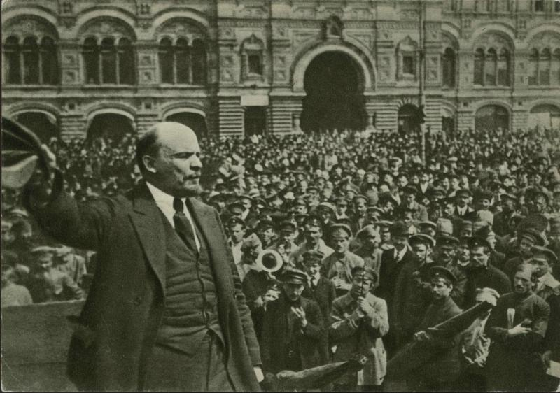 Неизвестный автор. Владимир Ленин произносит речь перед войсками Всевобуча на Красной площади.