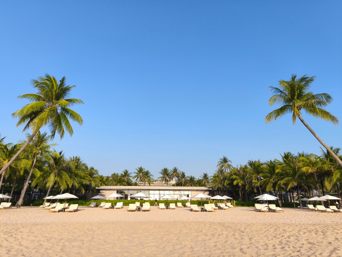 Шезлонги на пляже Long Beach у отеля Regent