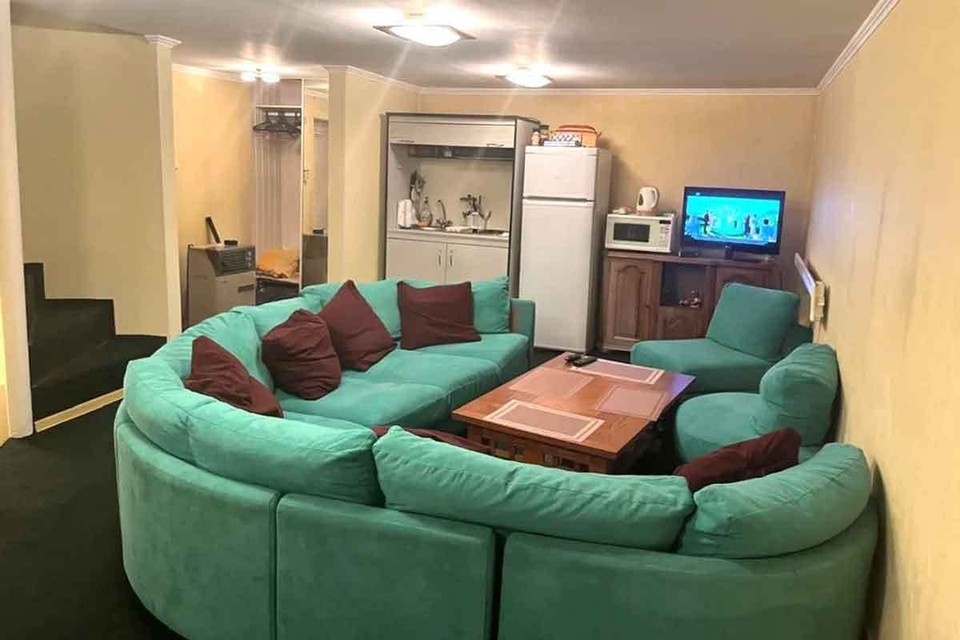    Внутри гаража сделан добротный ремонт: не последний писк моды, но жить можно. Фото: Авито