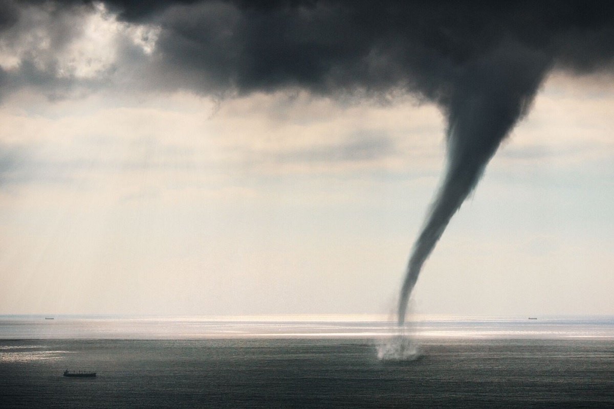 Закручивая воду, торнадо сразу превращает её в холодный пар (фото: ufamama.ru)