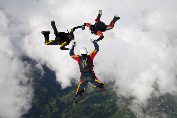 Источник: https://www.gettyimages.com/detail/photo/skydivers-fall-towards-the-earth-royalty-free-image/1055668390