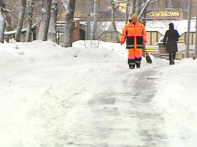    Москва. Весна, снегопад, дворник