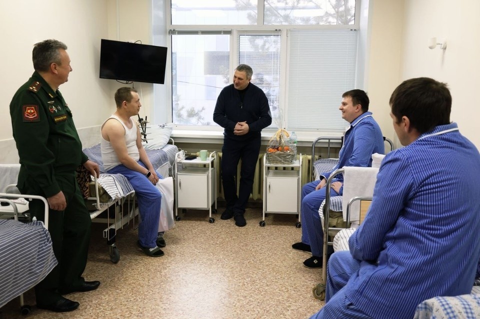    Глава города встретился с бойцами в госпитале. Фото: соцсети Ивана Носкова