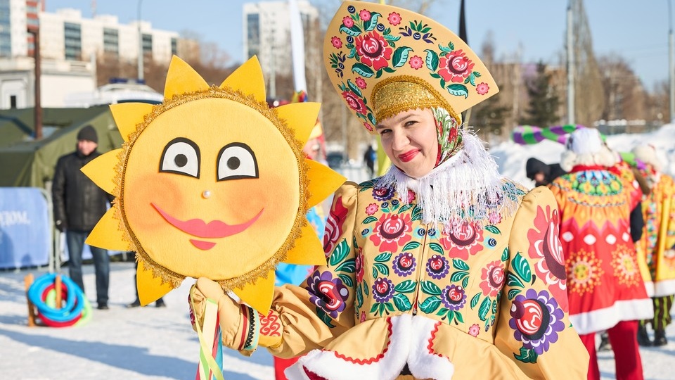 Бег в мешках и перетягивание каната: как провожали зиму в ледовом городке в центре Перми