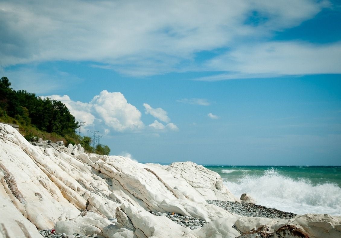 Белые скалы в Цандрипше — уникальный участок побережья Гагрского района, всего в нескольких километрах от российской границы