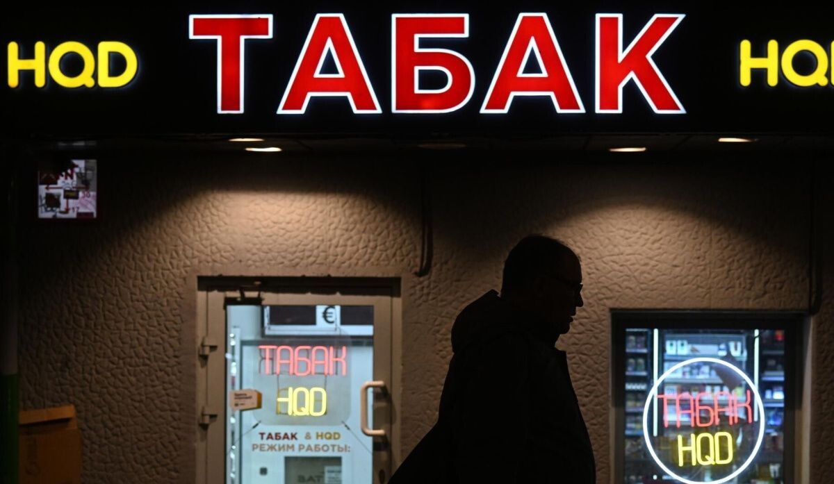     Прохожий у магазина табачных изделий и электронных сигарет. Источник: © РИА Новости Автор фото: Кирилл Каллиников