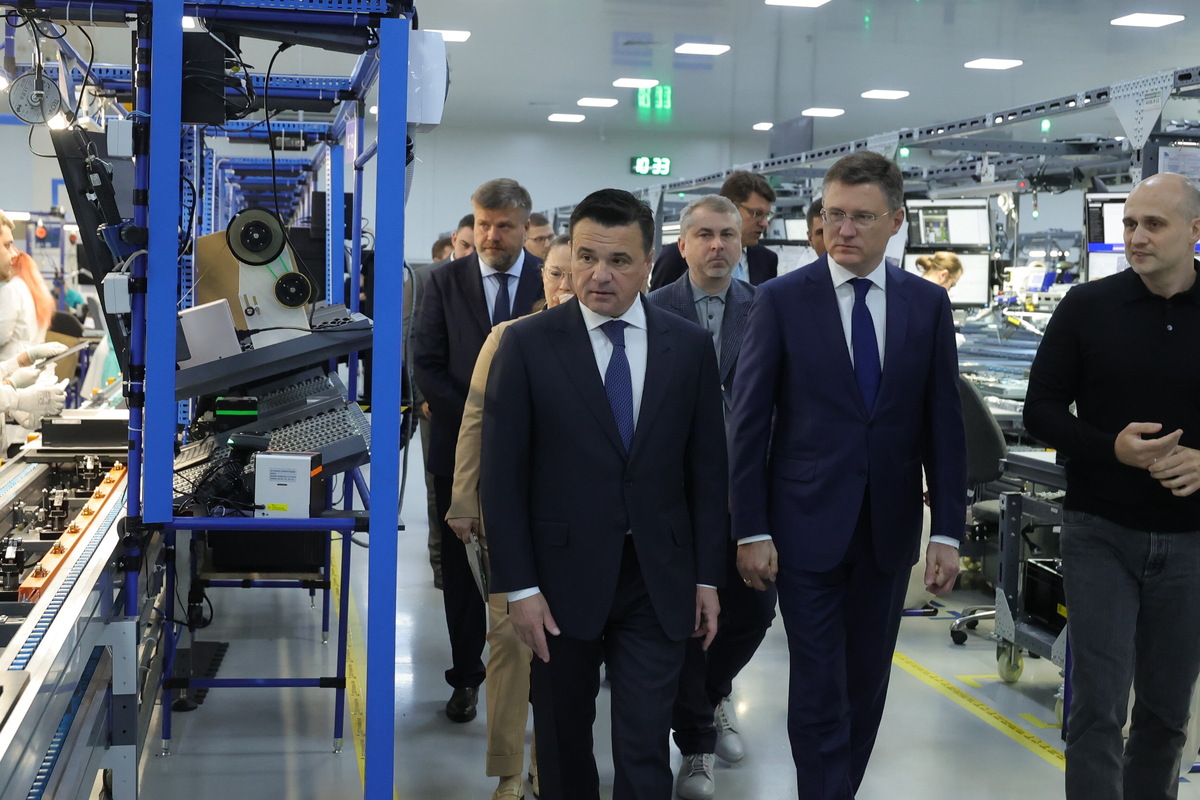    Предприятие на территории ОЭЗ «Дубна» является самым большим на территории Восточной Европы и СНГ крупносерийным производством полного цикла, включающим цеха по производству многослойных печатных плат до 7 класса точности, линии поверхностного монтажа и автоматизированные конвейерные линии сборки и тестирования готовой продукции. Источник фото: Правительство Московской области.