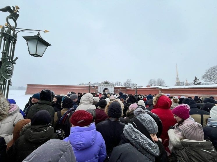     «Пробки» из людей начинаются еще от метро «Горьковская». Фото: МК в Питере / Камилла Латыпова