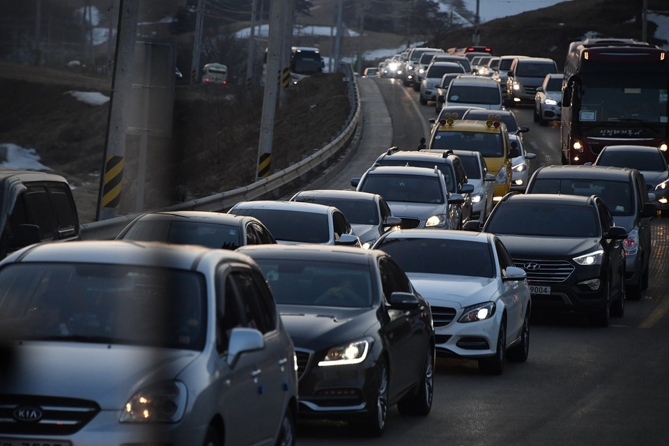    Дорожные работы продлятся до 23 февраля. Владимир ВЕЛЕНГУРИН