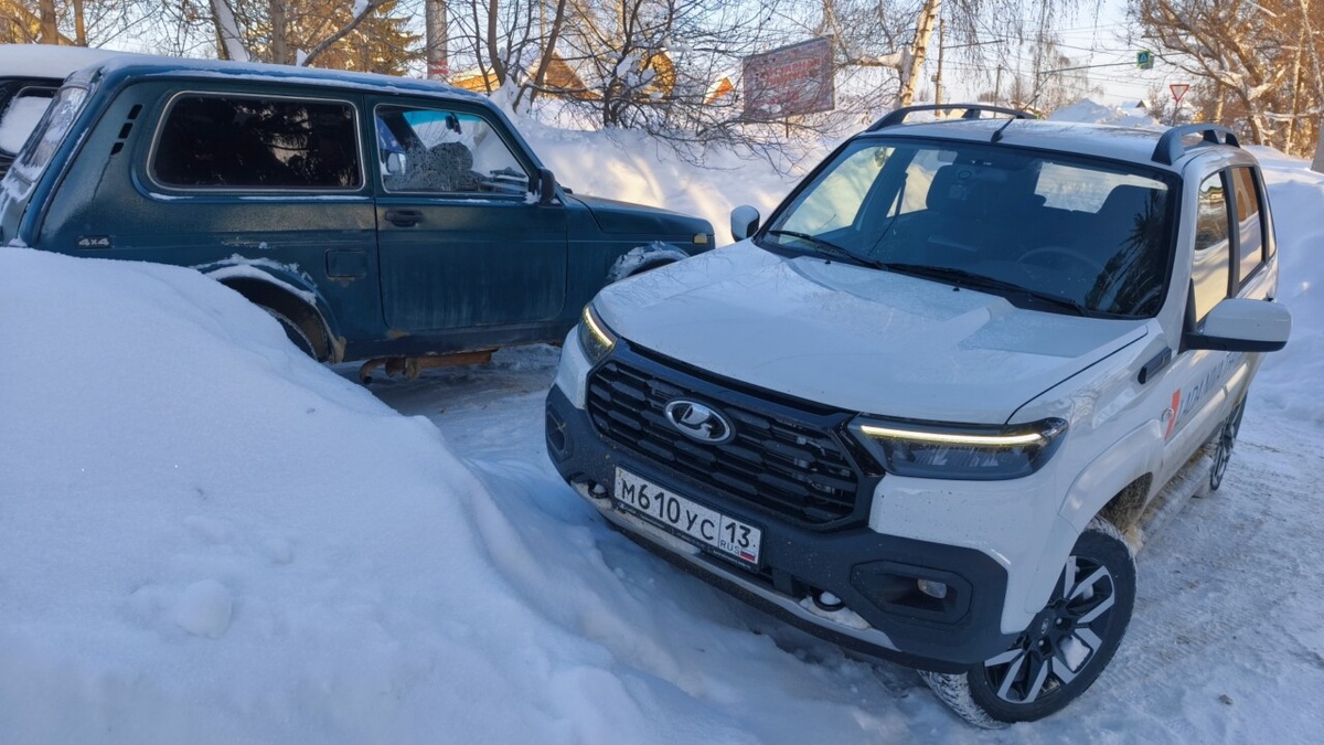 Главное фото. Подпись: Новая «Нива» на фоне своей не такой уж дальней родственницы. Фото: Денис Тюркин I Столица С
