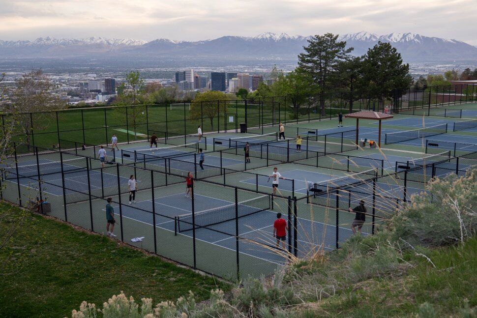 Люди играют в пиклбол в парке на 11-й авеню в Солт-Лейк-Сити.