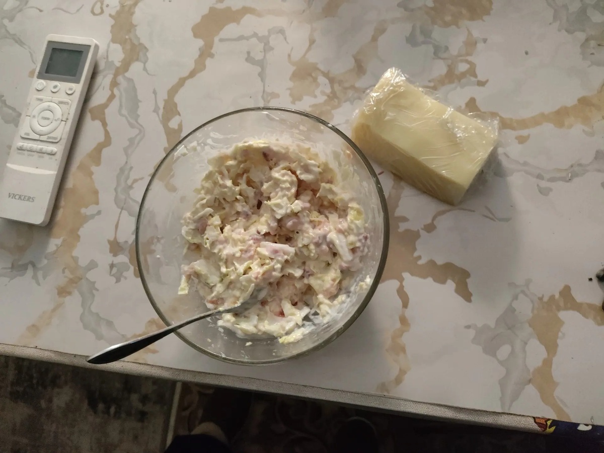 Салат и сыр, пока в куске )))