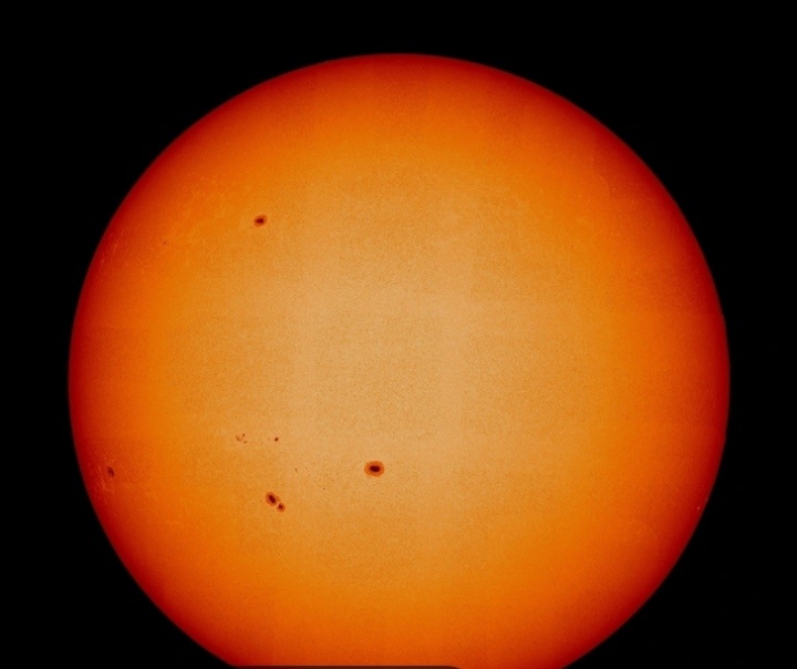 Учёные прогнозируют, что уже 24-25 февраля поток быстрого солнечного ветра достигнет магнитосферы Земли. Ожидаются магнитные бури уровня G1-G2 (слабая и средняя). Это значит, что возможны перебои в работе радиосвязи на высоких широтах, а метеочувствительные люди могут почувствовать ухудшение самочувствия.Что говорят учёные?