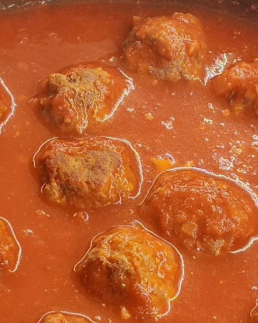 Когда жидкости мало, тефтели не тушатся — они лежат в густом соусе и получаются тяжёлыми.